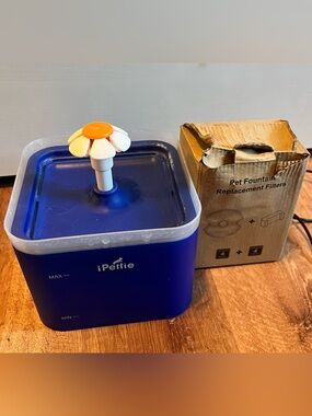 iPettie Blue Pet Water Fountain with Flower Spout
